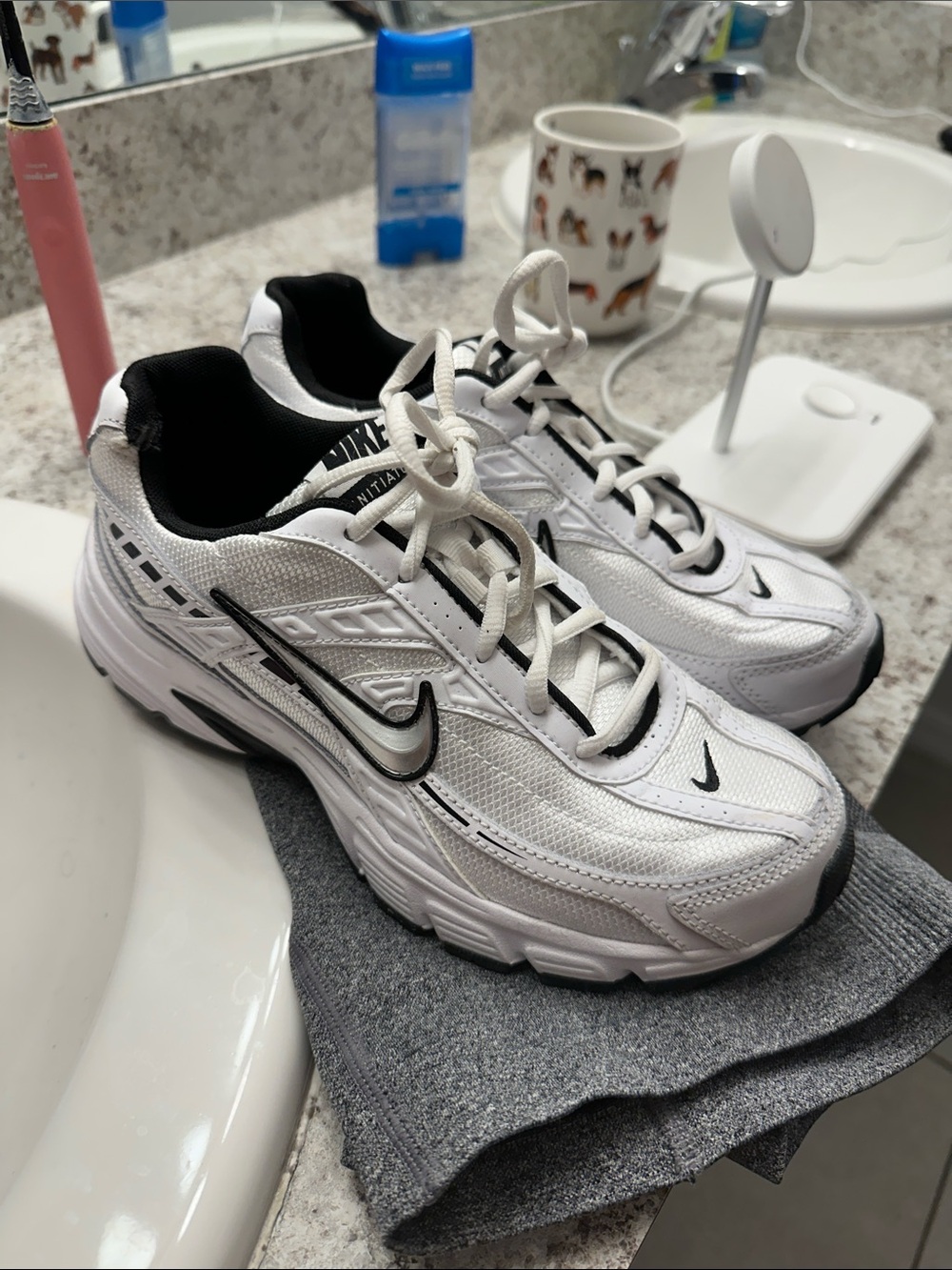Nike Women’s White and Black Athletic Running Shoes Initiator